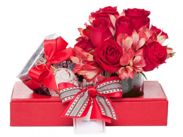 Caixa Vermelha com Rosa e Alstroméria vermelha e Chocolate T