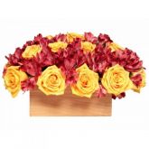 Cachepô de madeira com Rosa e Alstroméria